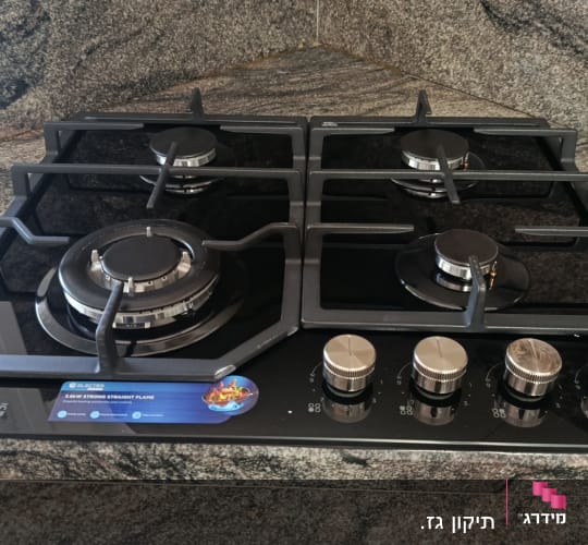 כיריים גז על משטח שיש במטבח